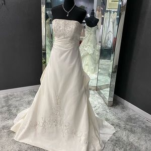 Private Label #4569 Ivory Strapless Wedding Gown